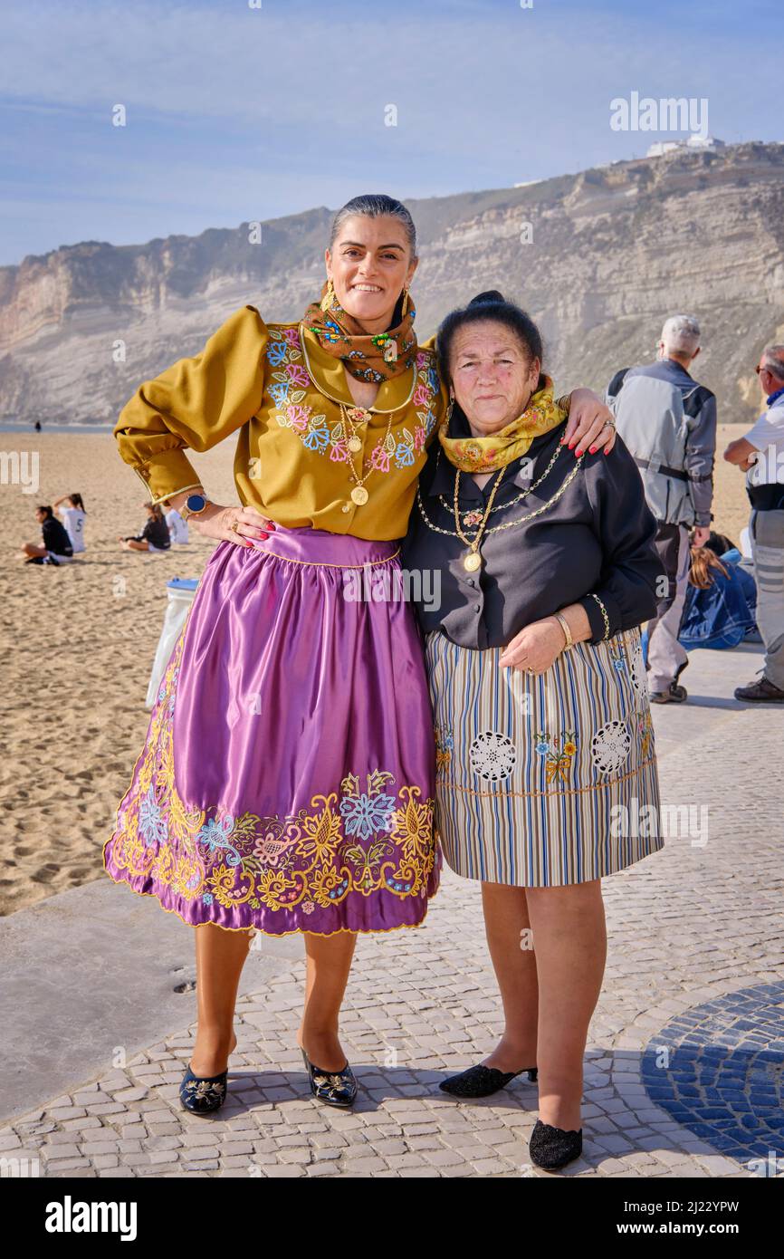 An einem Festtag kleiden Frauen aus Nazaré das traditionelle Outfit. Bunte Kleider mit sieben Röcken. Nazaré, Portugal Stockfoto
