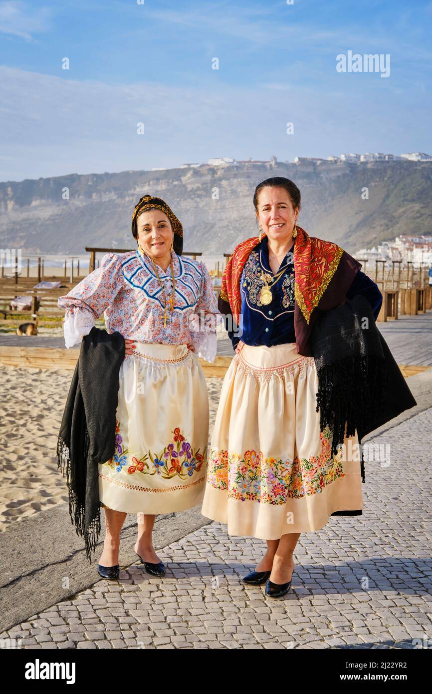 An einem Festtag kleiden Frauen aus Nazaré das traditionelle Outfit. Bunte Kleider mit sieben Röcken. Nazaré, Portugal Stockfoto