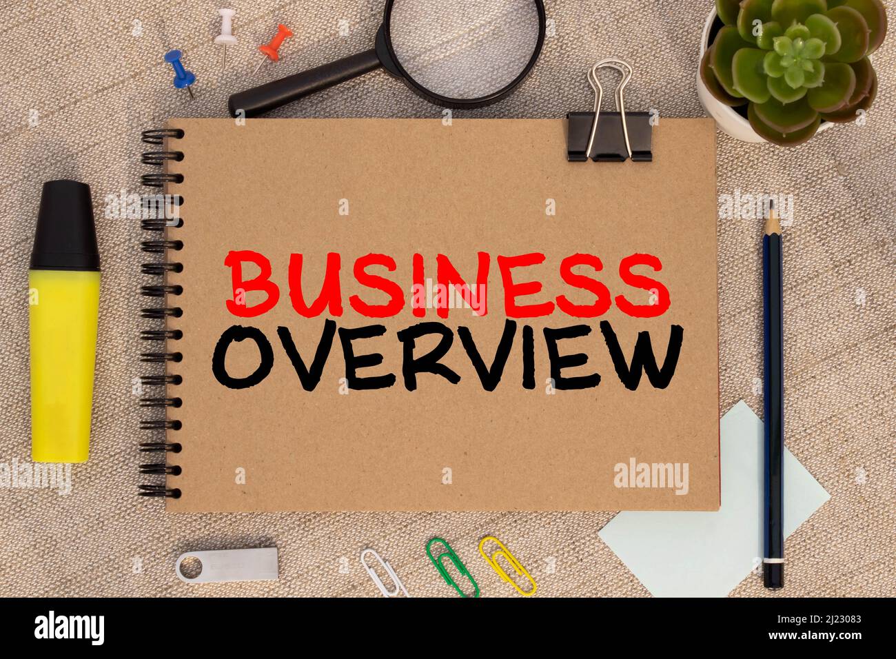 Business Overview-Text Inschrift in Notizpad und Lupe. Suchen Sie nach, planen Sie eine Strategie, um einen Wettbewerbsvorteil zu erzielen, und erkunden Sie das neue oppo Stockfoto