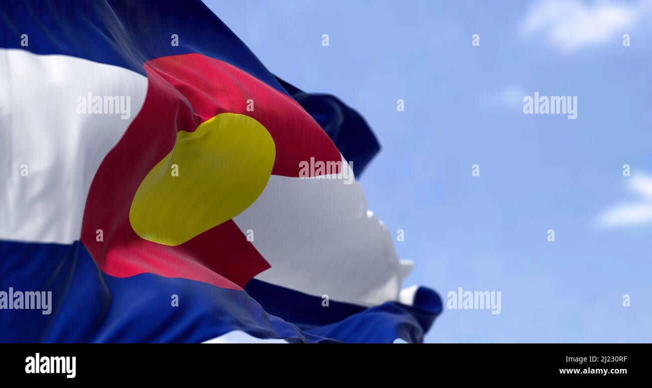 Die Flagge des US-Bundesstaates Colorado winkt im Wind. Colorado wurde 1876 als 38. der Union zugelassen. Unabhängigkeit und Einheit Stockfoto