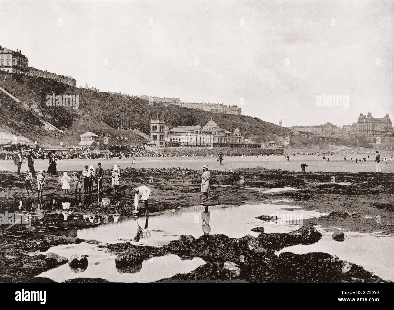 Blick von den Felsen von South Bay und Spa, Scarborough, North Yorkshire, England, hier im 19.. Jahrhundert gesehen. Aus der ganzen Küste, ein Album mit Bildern von Fotografien der Chief Seaside Orte von Interesse in Großbritannien und Irland veröffentlicht London, 1895, von George Newnes Limited. Stockfoto