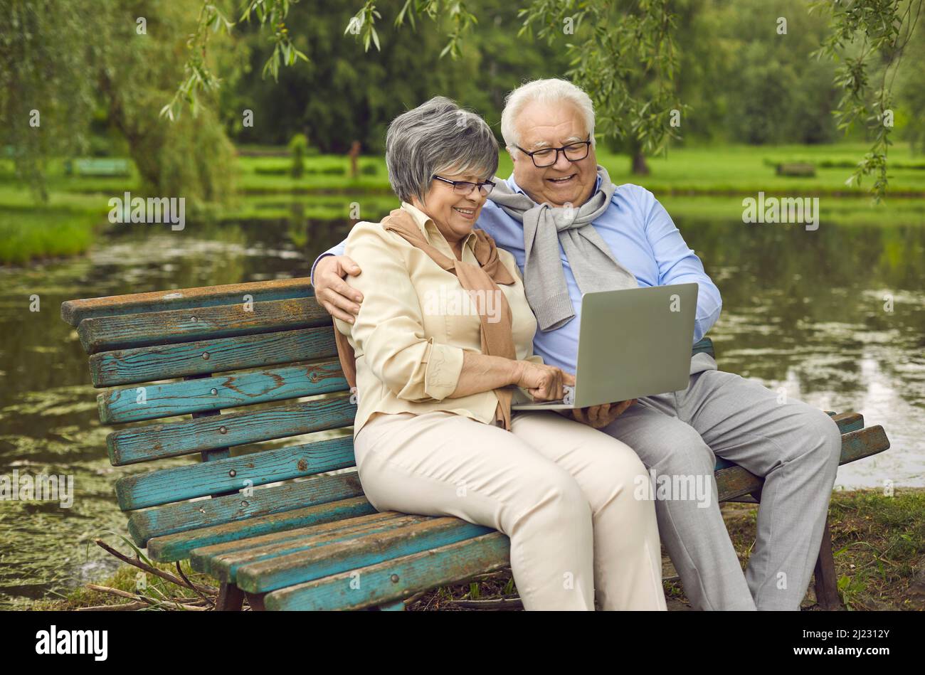 Glücklicher älterer Rentner, Ehemann und Ehefrau verbringen Zeit miteinander, Stockfoto