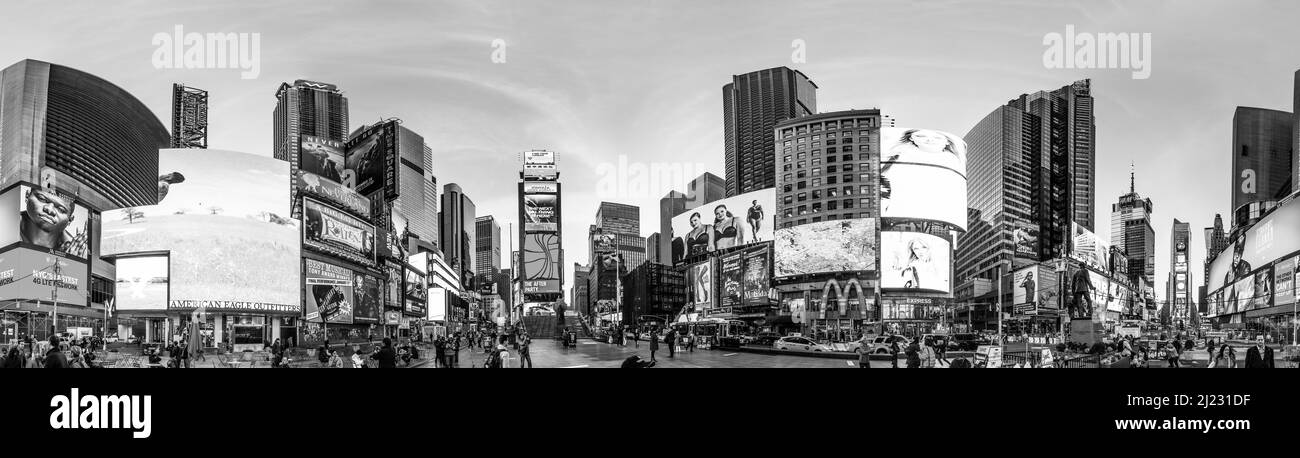 New York, USA - 21. Oktober 2015: Der Times Square, mit Broadway-Theatern und einer riesigen Anzahl von LED-Schildern, ist ein Symbol von New York City und der UN Stockfoto