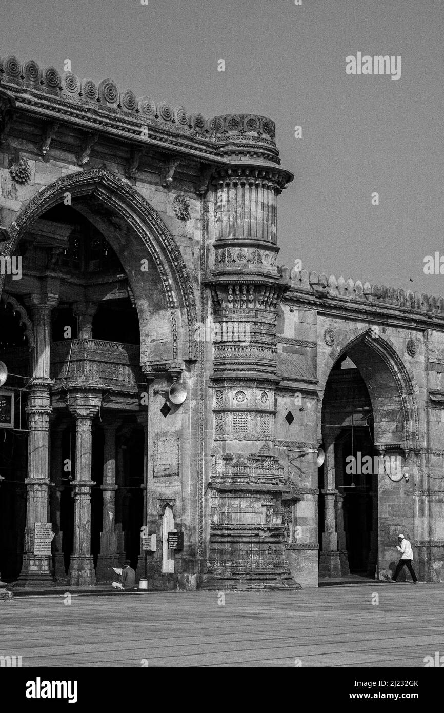 Eine vertikale Schwarz-Weiß-Aufnahme eines alten Gebäudes in Ahmedabad, Indien Stockfoto