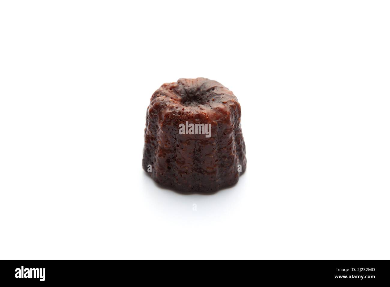 Canele de Bordeaux französisches Gebäck isoliert auf weißem Hintergrund Stockfoto