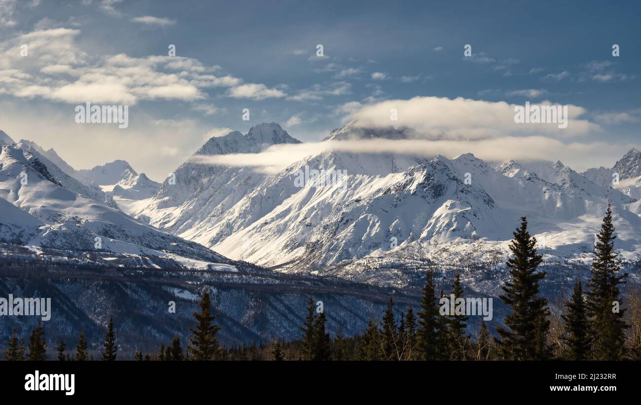 Nachmittagslicht auf den Chugach Mountains und dem Matanuska Valley in Südzentral Alaska. Stockfoto