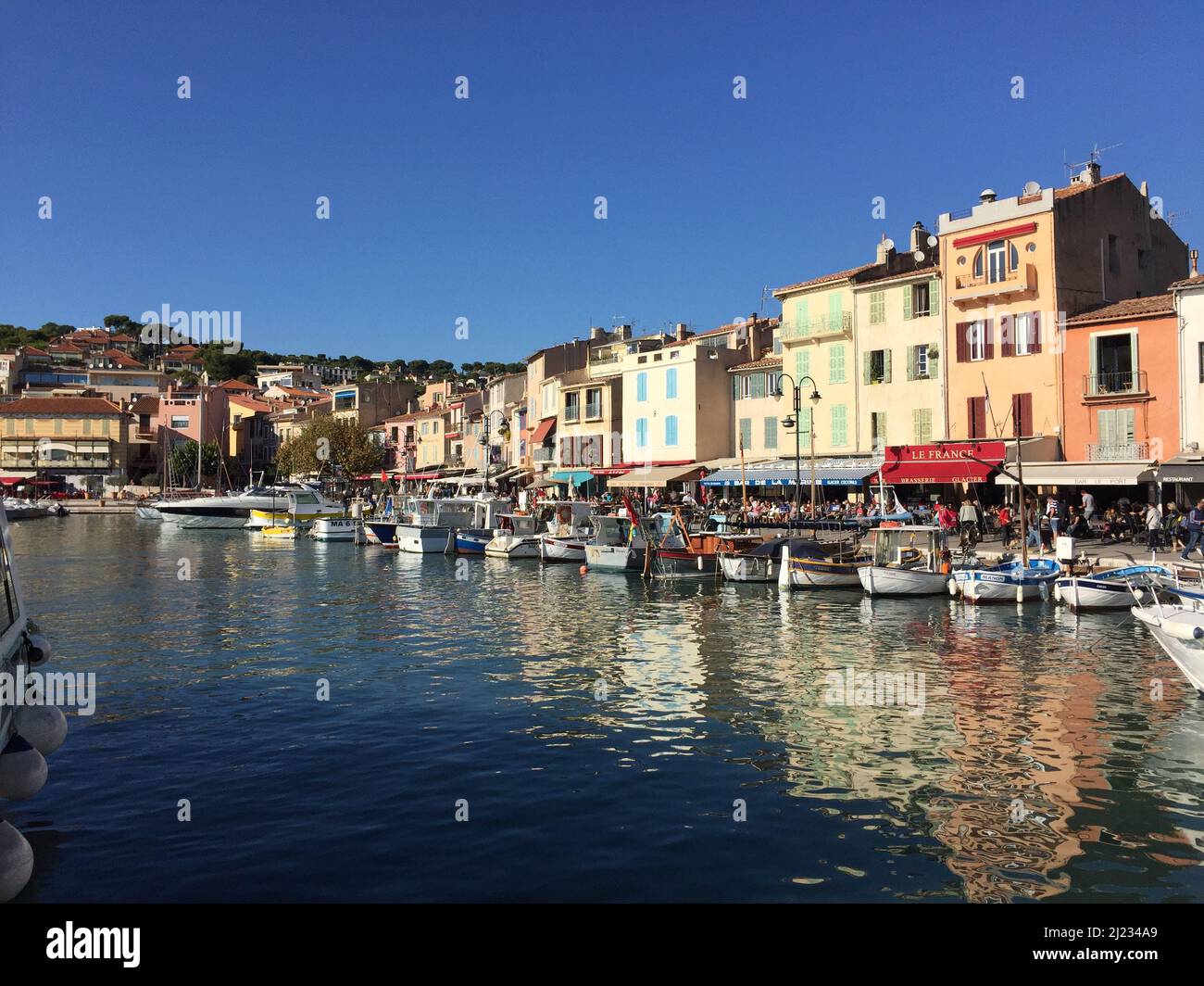 La Ciotat, Frankreich - 21. Oktober 2016: Sonnenuntergang über dem berühmten kleinen Dorf Cassis mit Yachten im Hafen. Stockfoto