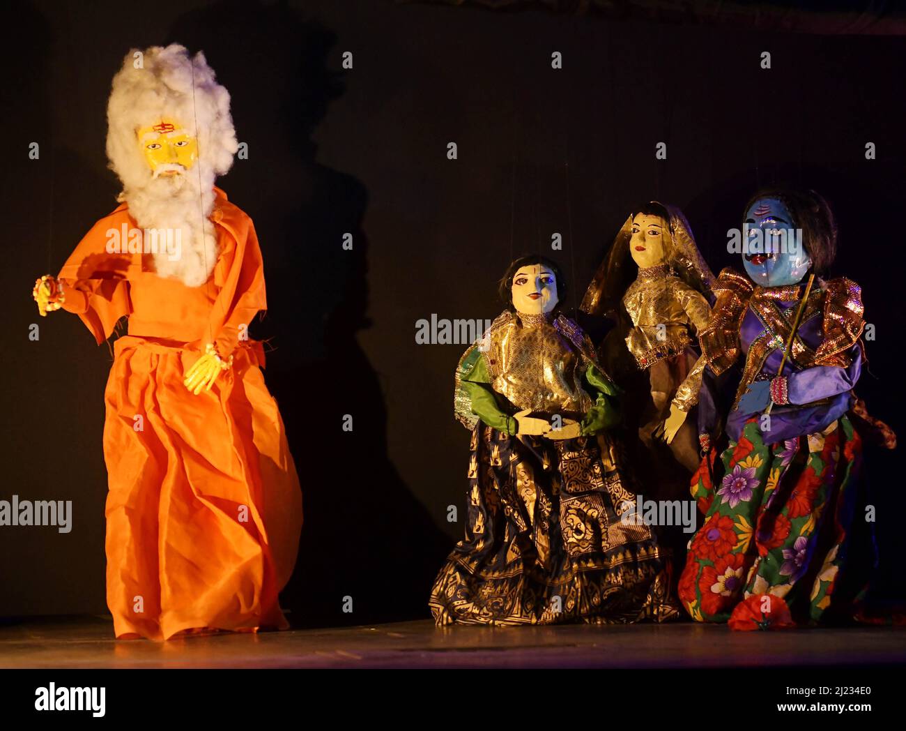 Puppenspieler treten am Weltpuppenspieltag, der am 21s. März begangen wird, um das Puppenspiel als globale Kunstform zu erkennen, in einem Auditorium auf, das von Sangeet Natak Akademi und Tripura Puppenspieltheater organisiert wird. Agartala, Tripura, Indien. Stockfoto