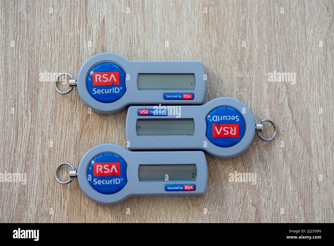 Timisoara, Rumänien - 20. Juni 2021: Nahaufnahme eines RSA SecurID-Tokens auf einem Holztisch, SID700 Stockfoto