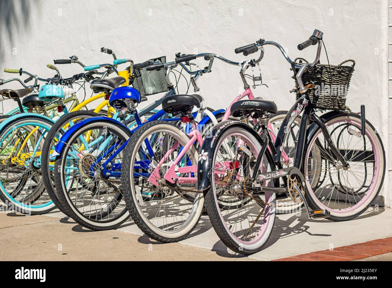 Fahrradständer auf dem Campus der San Diego State University in San Diego, Kalifornien, USA. Stockfoto