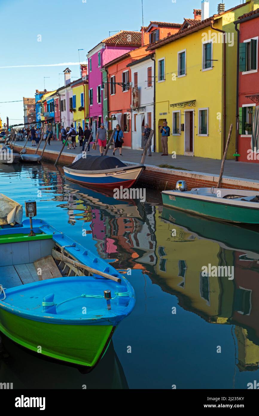 Italien, Venedig, bunte Häuser und Geschäfte auf einem Kanal auf der venezianischen Insel Burano Stockfoto