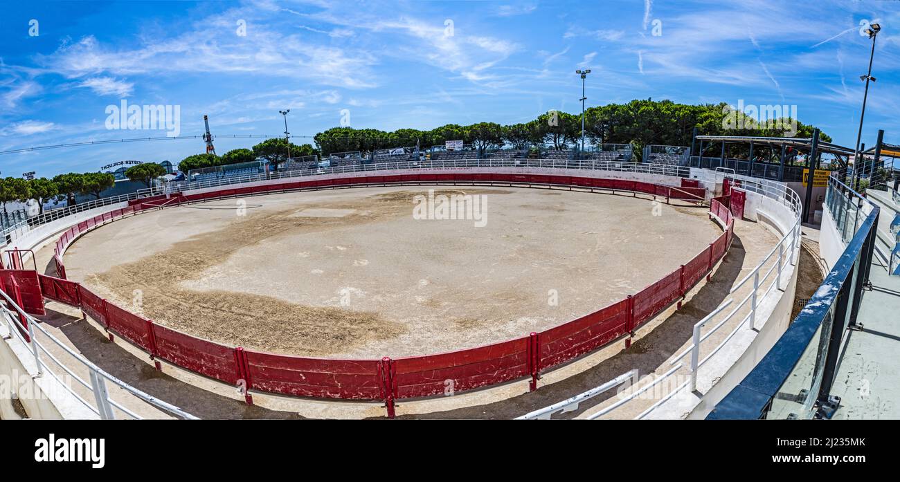 FOS sur Mer, Frankreich - 15. August 2017: Die leere Corrida, die spanische Arena für Stierkämpfe im französischen Dorf Fos sur Mer. Stockfoto