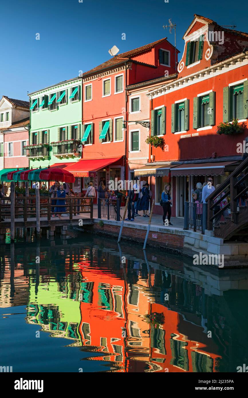 Italien, Venedig, bunte Häuser und Geschäfte auf einem Kanal auf der venezianischen Insel Burano Stockfoto