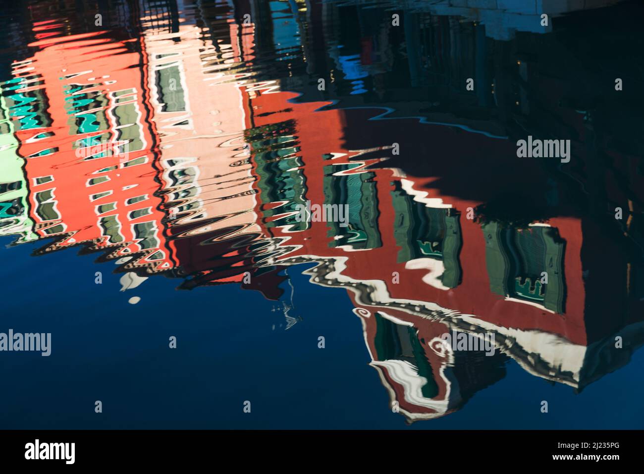 aly, Venedig, farbenfrohe Häuser auf der venezianischen Insel Burano, die sich zu einem Kanal spiegeln Stockfoto