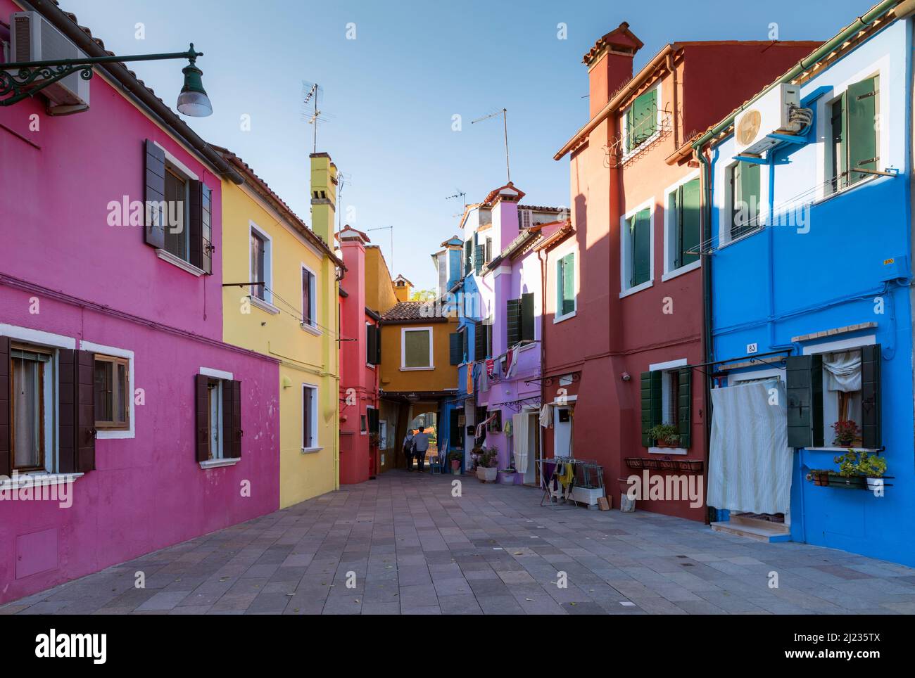 Italien, Venedig, farbenfrohe Häuser auf der venezianischen Insel Burano, die sich zu einem Kanal spiegeln Stockfoto
