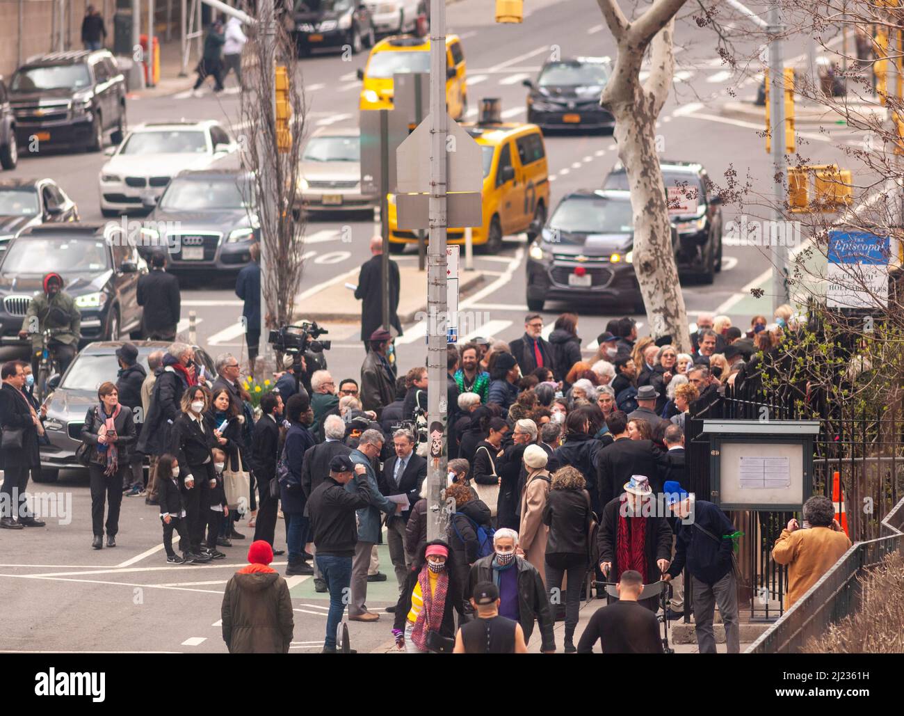 Trauernde verlassen am Samstag, den 26. März 2022, nach der Beerdigung von Barbara Maier Gustern die Kirche der Heiligen Apostel in Chelsea in New York. Gustern, eine 87-jährige Sprecherin und Performerin, wurde angeblich am 10. März von der 26-jährigen Lauren Pazienza zu Boden gestoßen, schlug auf ihren Kopf und verging anschließend. (© Richard B. Levine) Stockfoto