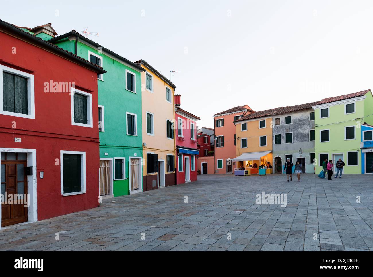 Italien, Venedig, bunte Häuser und Geschäfte auf der venezianischen Insel Burano Stockfoto