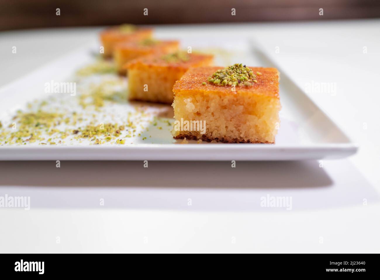 Traditionelles arabisches Dessert - ein Tablett mit einer Vielzahl von Süßigkeiten - kreative, leckere Kuchen aus dem Nahen Osten - arabische Küche Stockfoto