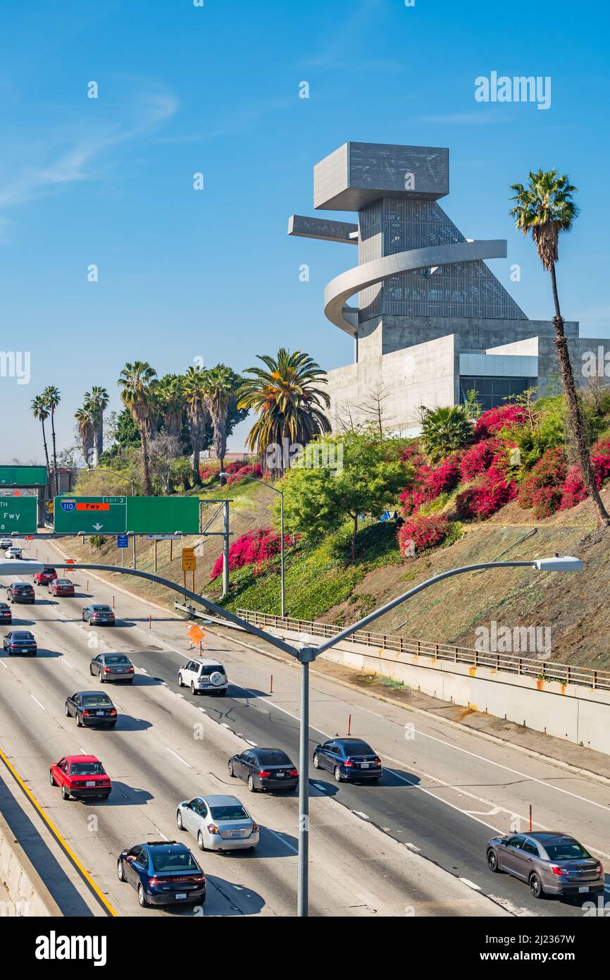 Autos fahren an der Ramon C. Cortines School of Visual and Performing Arts (auch bekannt als Grand Arts High School) auf dem Highway 101 in Los Angeles, Kalifornien, USA, vorbei Stockfoto