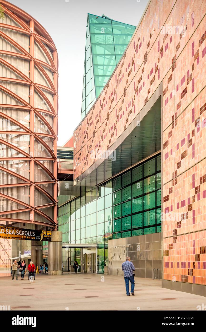 An einem bewölkten Tag laufen die Menschen neben dem ScienCenter, dem California Science Center, in Los Angeles, Kalifornien, USA. Stockfoto
