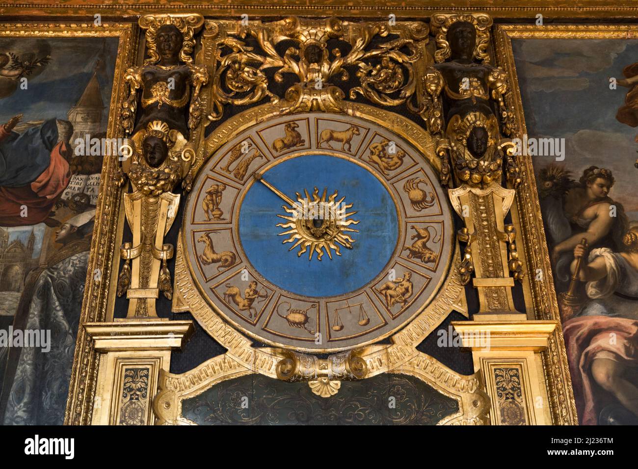Italien Venedig der Dogenpalast, antike Sternzeichen-Wanduhr Stockfoto