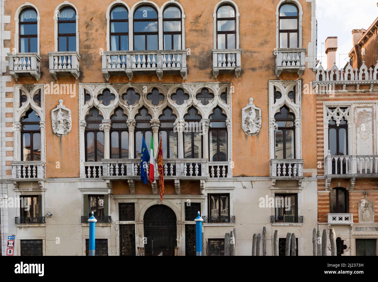 Italien, Venedig, Palazzo Cavalli-Franchetti im venezianischen gotischen Stil am Canal Grande Stockfoto