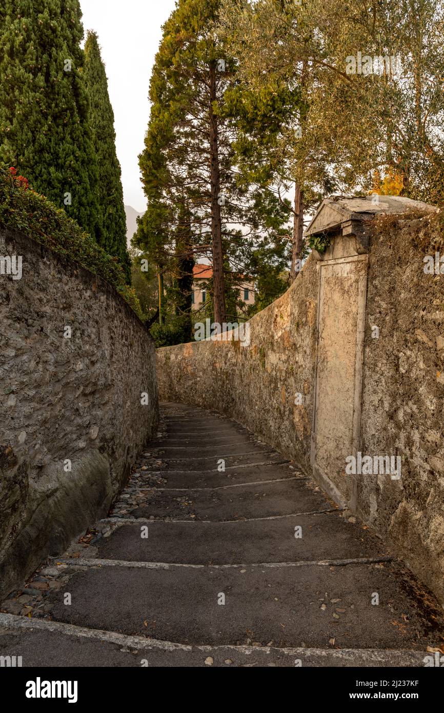 Italien, Bellagio, ein Steinweg mit Mauern Stockfoto