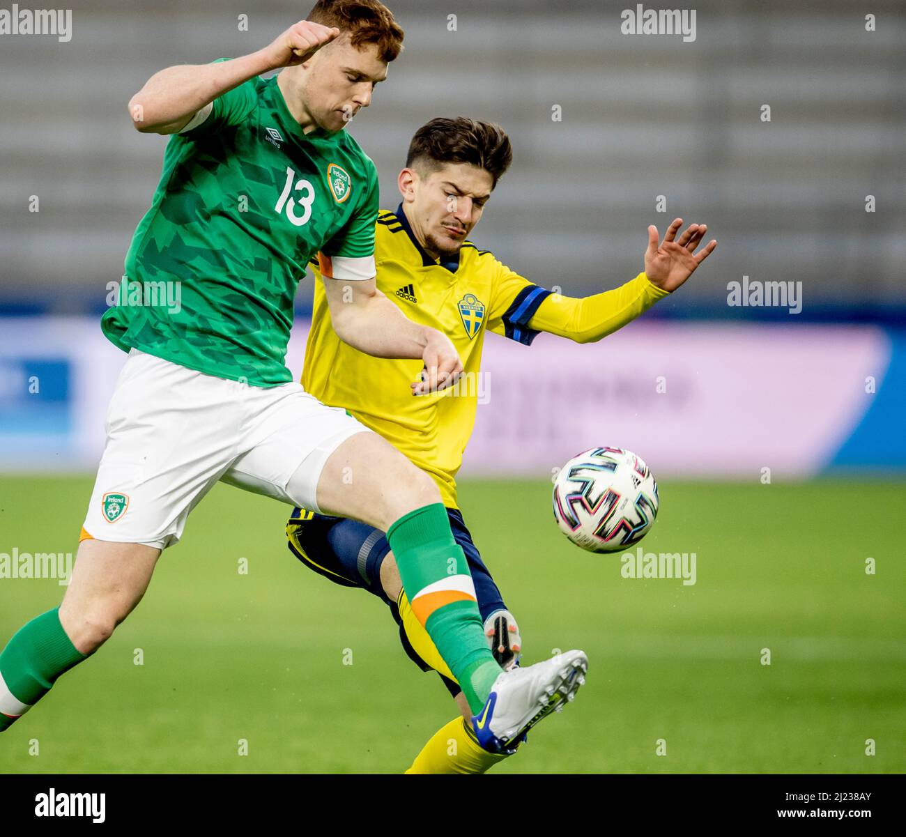 Der irische Jake O'Brien (L) und der schwedische Armin Gigovic kämpfen am 29. März 2022 in der Boras Arena in Boras, Schweden, um den Ball beim Qualifikationsspiel der UEFA-U-21-Fußball-Europameisterschaft (Gruppe F) zwischen Schweden und Polen. Foto Adam Ihse / TT / Code 9200 Stockfoto