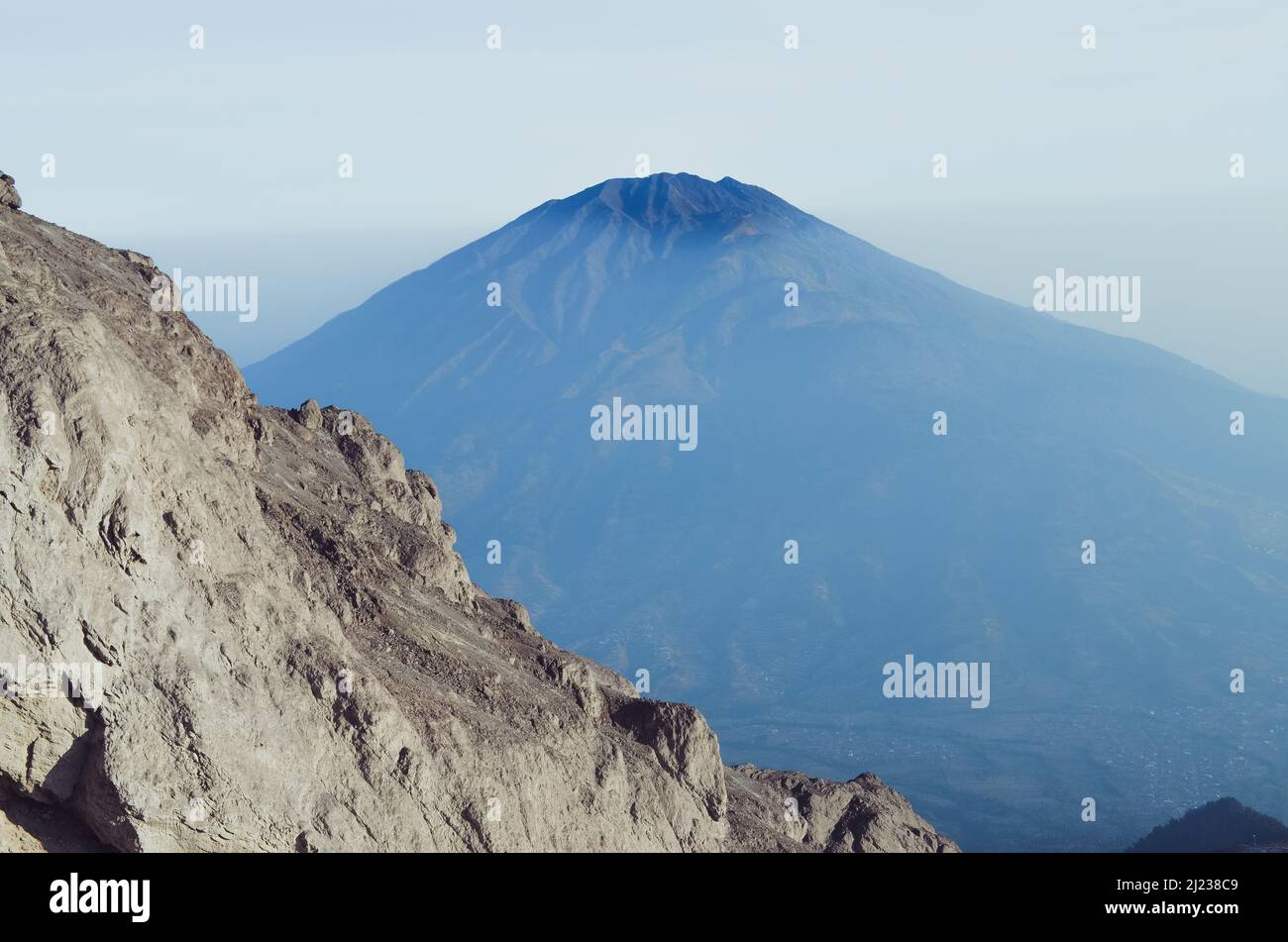 Eine schöne Aussicht auf den Mount Merbabu auf der Insel Java, Indonesien Stockfoto