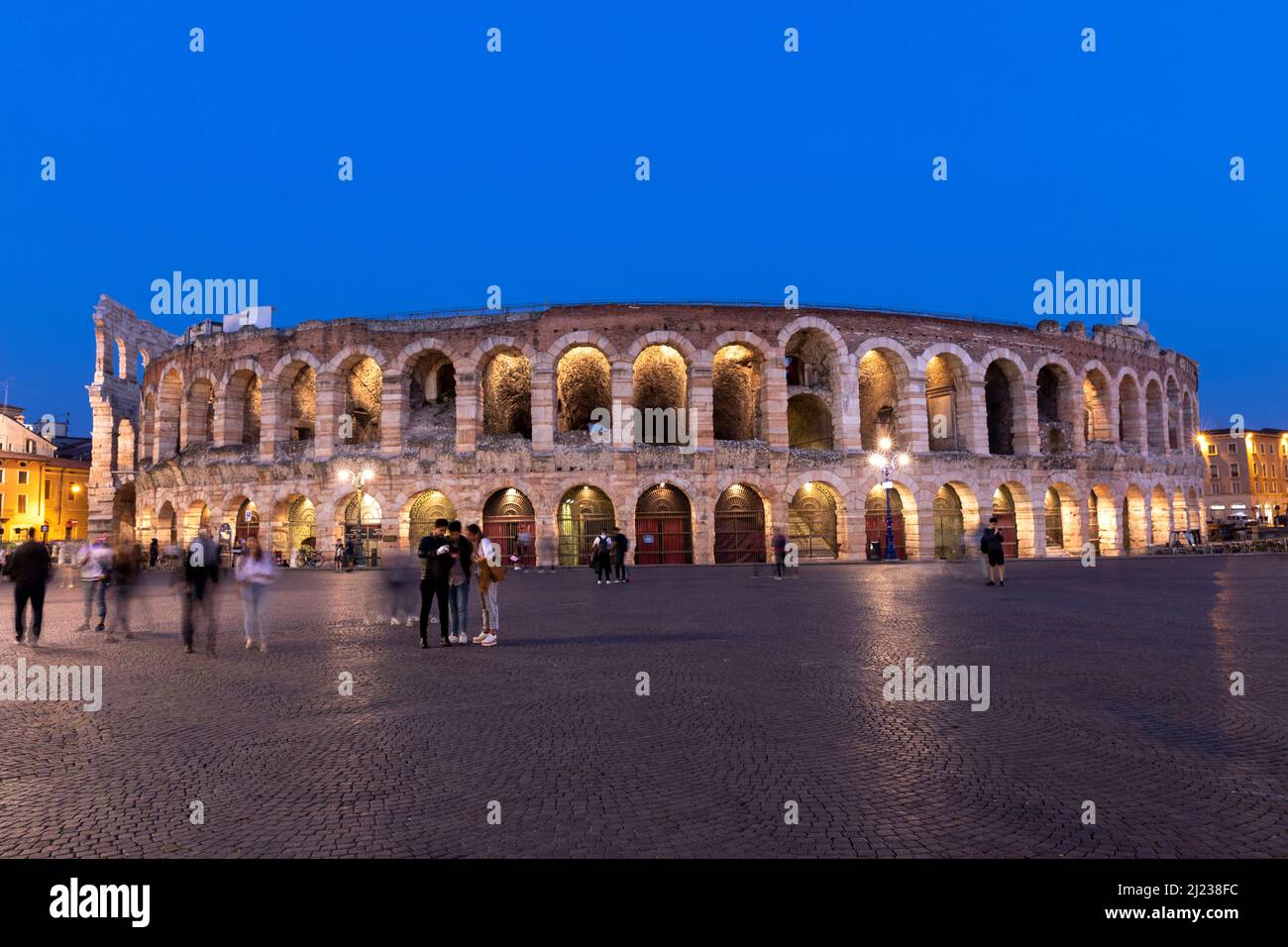 Italien, Verona, die Arena di Verona, ein römisches Amphitheater in der Abenddämmerung mit Menschen. Stockfoto