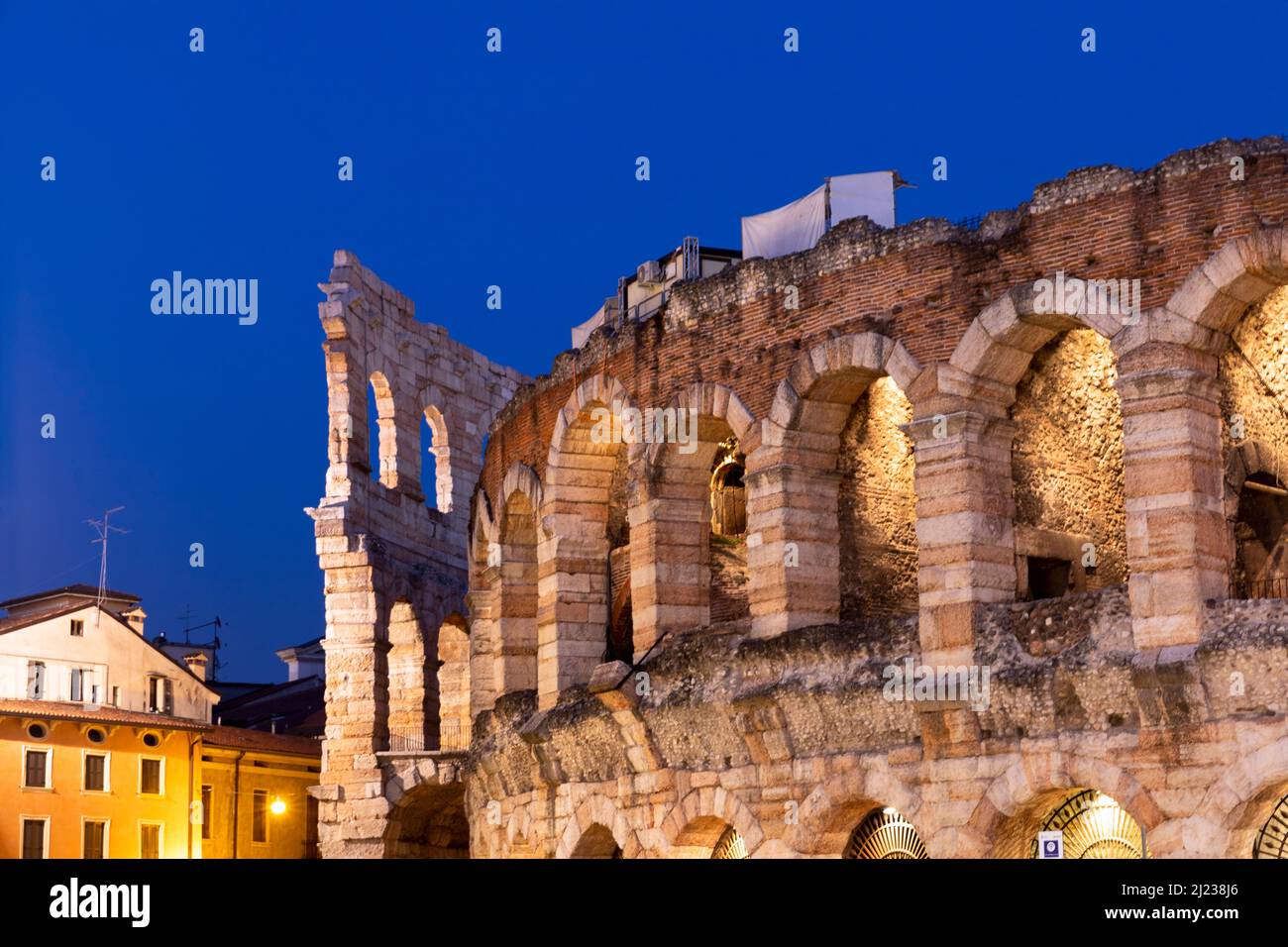 Die Arena von Verona, einst ein römisches Amphitheater, wurde in der Abenddämmerung beleuchtet Stockfoto