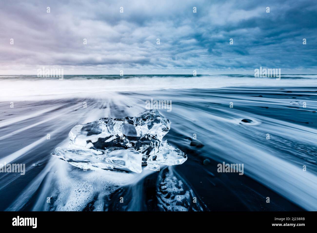 Große Stücke des Eisbergs, die Funkeln auf dem schwarzen Sand. Malerische und schöne Szene. Lage berühmte Ort Jokulsarlon Lagune, Vatnajökull nati Stockfoto