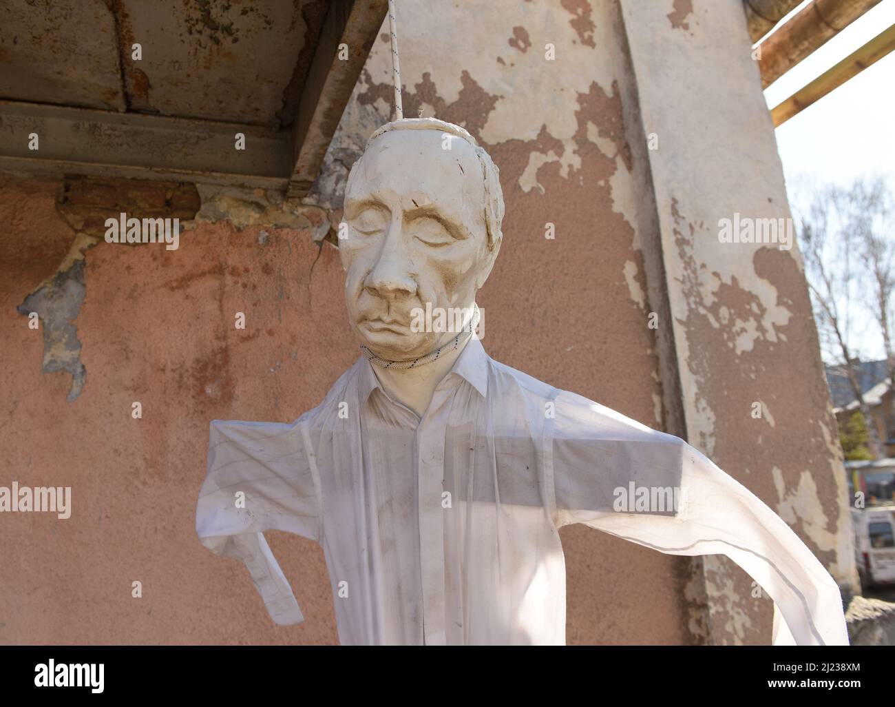 Ein Bildnis des russischen Präsidenten Wladimir Putin hängt an einem Hängeliterseil von einem Balkon des Gebäudes Stockfoto