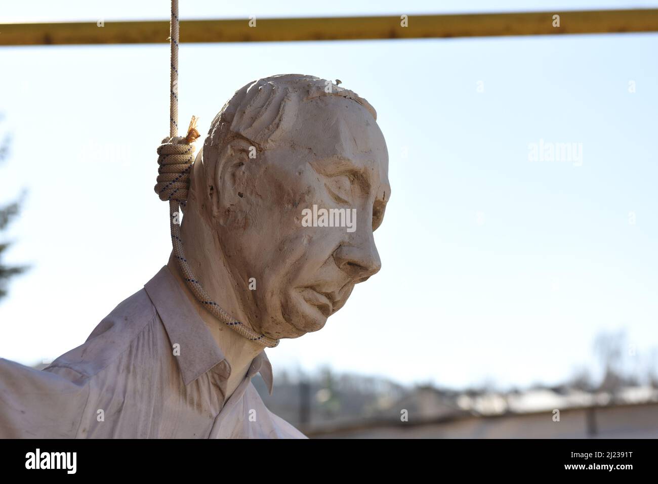 Ein Bildnis des russischen Präsidenten Wladimir Putin hängt an einem Hängeliterseil von einem Balkon des Gebäudes Stockfoto