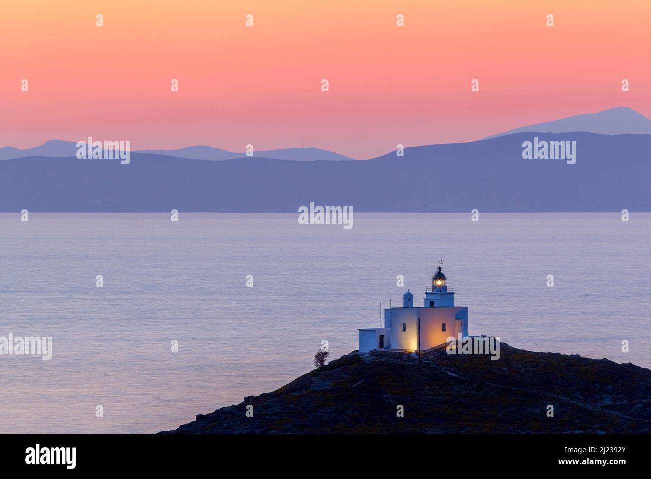 Schöner Sonnenuntergang mit dem Leuchtturm des Dorfes Vourkari, auf der Insel Kea (oder Tzia), auf den Kykladen-Inseln, der Ägäis, GRIECHENLAND, Europa Stockfoto