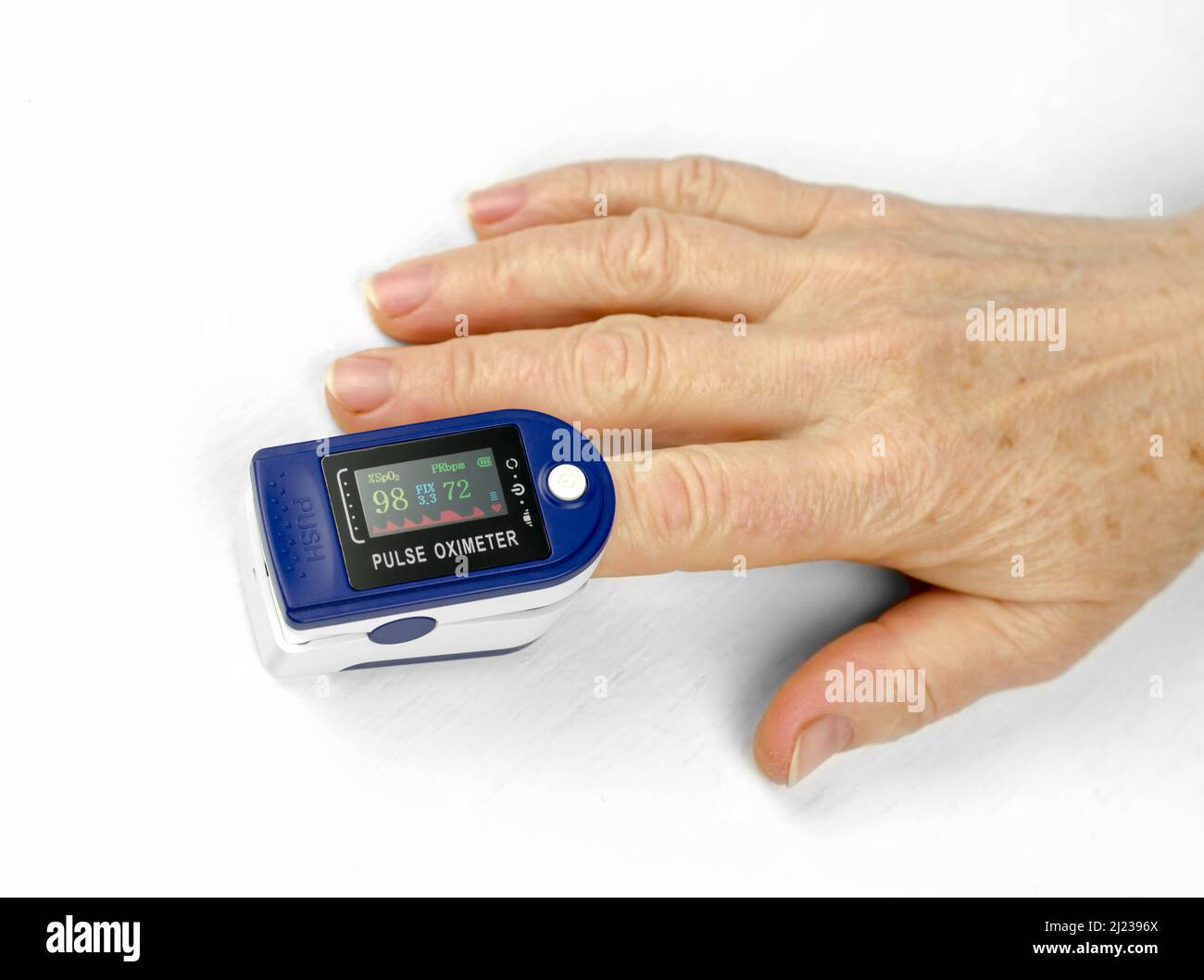 Messung der Sättigung bei einer 60-jährigen Frau. Gesundheitsfürsorge für ältere Menschen. Pulsoximeter am Finger einer älteren Frau Stockfoto