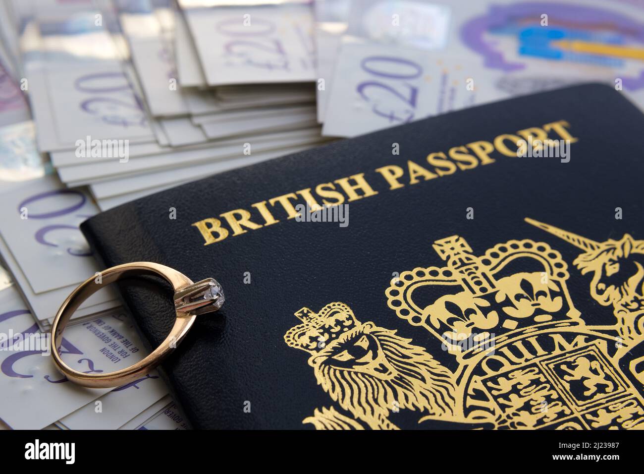Verlobungsring mit Diamant auf einem neuen dunkelblauen britischen Pass. Konzept für das britische Verlobungsvisum oder das Ehepartnervisum. Stafford, Großbritannien, März 29 Stockfoto