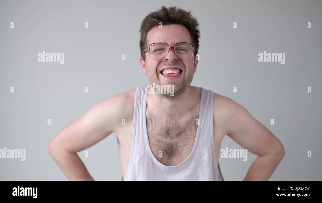 Lustiger junger Mann in lustigen Gläsern lachend. Positive Emotionen im Gesichtsstudio. Stockfoto