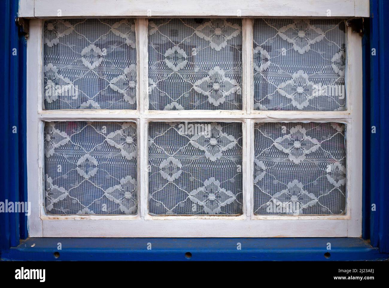Kolonialfenster und Spitzenvorhang in Tiradentes, Minas Gerais, Brasilien Stockfoto