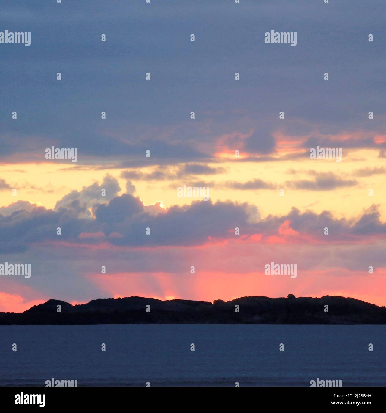 Farbfoto der letzten Glut des Sonnenuntergangs, aufgenommen von Traeth Crigyll in Rhoseigr an der Westküste auf der Isle of Anglesey, North Wales, Großbritannien, Autum Stockfoto