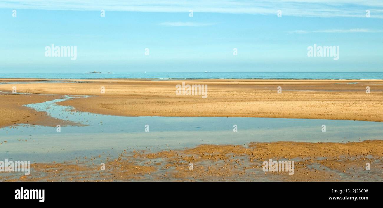 Golden Sands of Traeth Lligwy oder Lligwy Beach vom Küstenpfad auf der Isle of Anglesey aus gesehen, Stockfoto