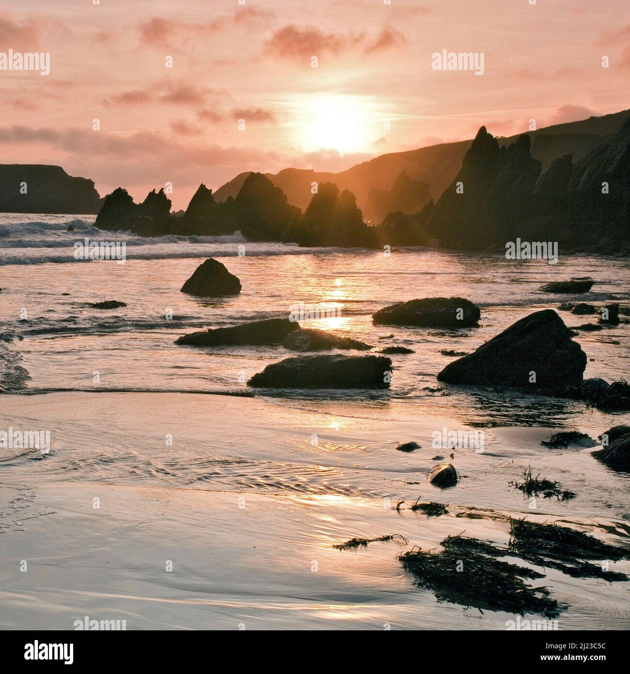 Wunderschöner Sonnenuntergang im Spätsommer, Blick auf das irische Meer, Gateholm Island, Raggle Rocks und atemberaubende, vom Meer geformte Felsen, entlang von Marloes Sands (National Trust) Stockfoto