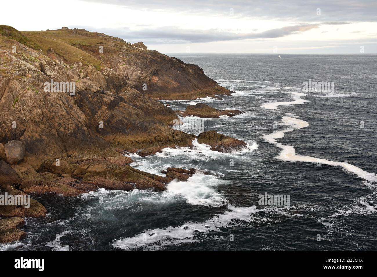 Felsige Atlantikküste, Costa de Dexo in der Nähe von La Coruna in Galizien, Spanien. Stockfoto