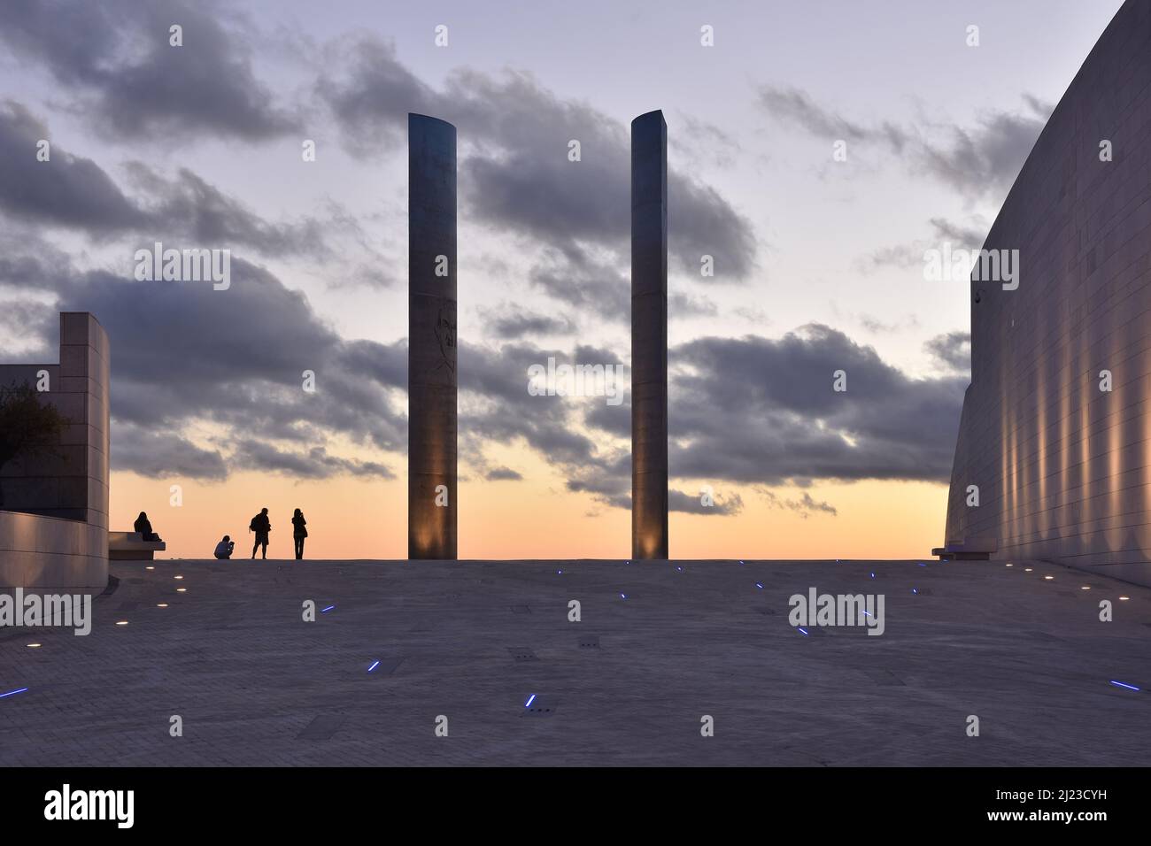 Champalimaud Foundation - Moderne Stein verkleidete Gebäude außen und Betonsäulen, Touristen beobachten den Sonnenuntergang in Lissabon Portugal. Stockfoto