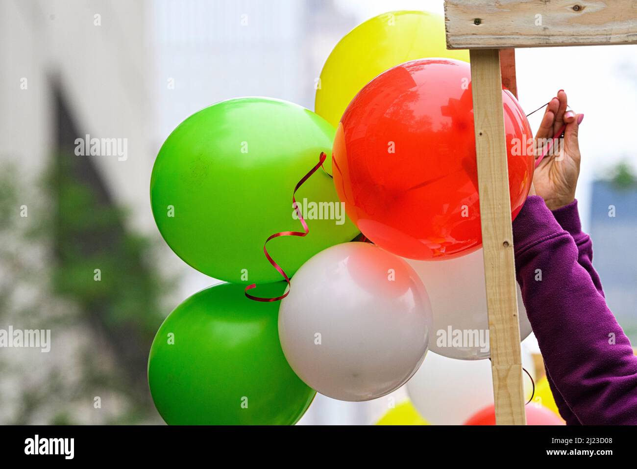 Luftballons für einen festlichen Anlass zusammenbinden Stockfoto