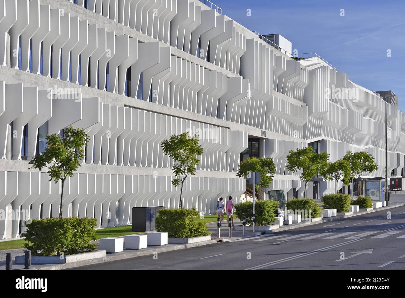 BBVA Bank Head Office, modernes Gebäude Außenfassade mit Brise-soleils ( Sonnenschutz), entworfen von Herzog und de Meuron Architekten in Madrid  Spanien Stockfotografie - Alamy
