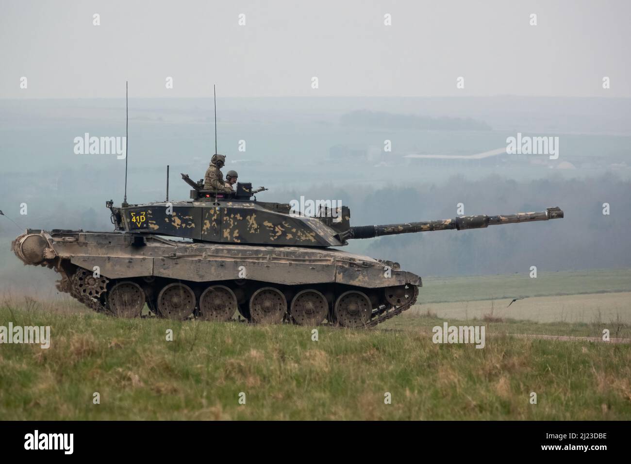 Detaillierte Nahaufnahme eines kampfpanzers der britischen Armee 2 FV4034, der bei einer militärischen Übung in Aktion ist Stockfoto