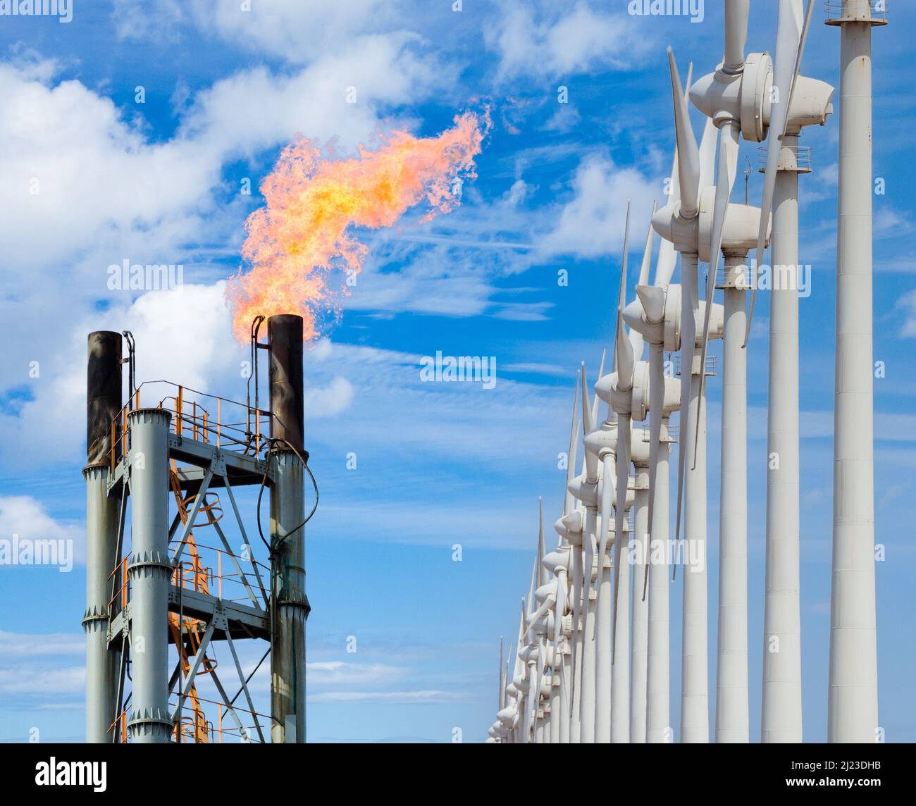 Flare-Stapel/Schornstein für Raffinerie/petrochemisches Gas. Steigende Energiepreise, Lebenshaltungskosten, globale Erwärmung, Grün, erneuerbare Energien... Konzept Stockfoto