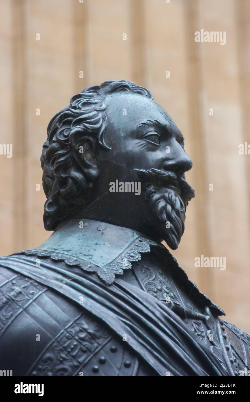 Bronzestatue von William Herbert, 3. Earl of Pembroke (1580–1630) vor dem Haupteingang der Old Bodleian Library, Oxford Stockfoto