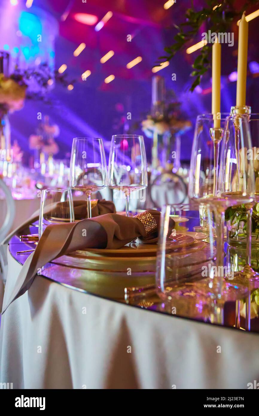 Tischset für Hochzeit oder anderen gesorgt Veranstaltung Abendessen. Stockfoto